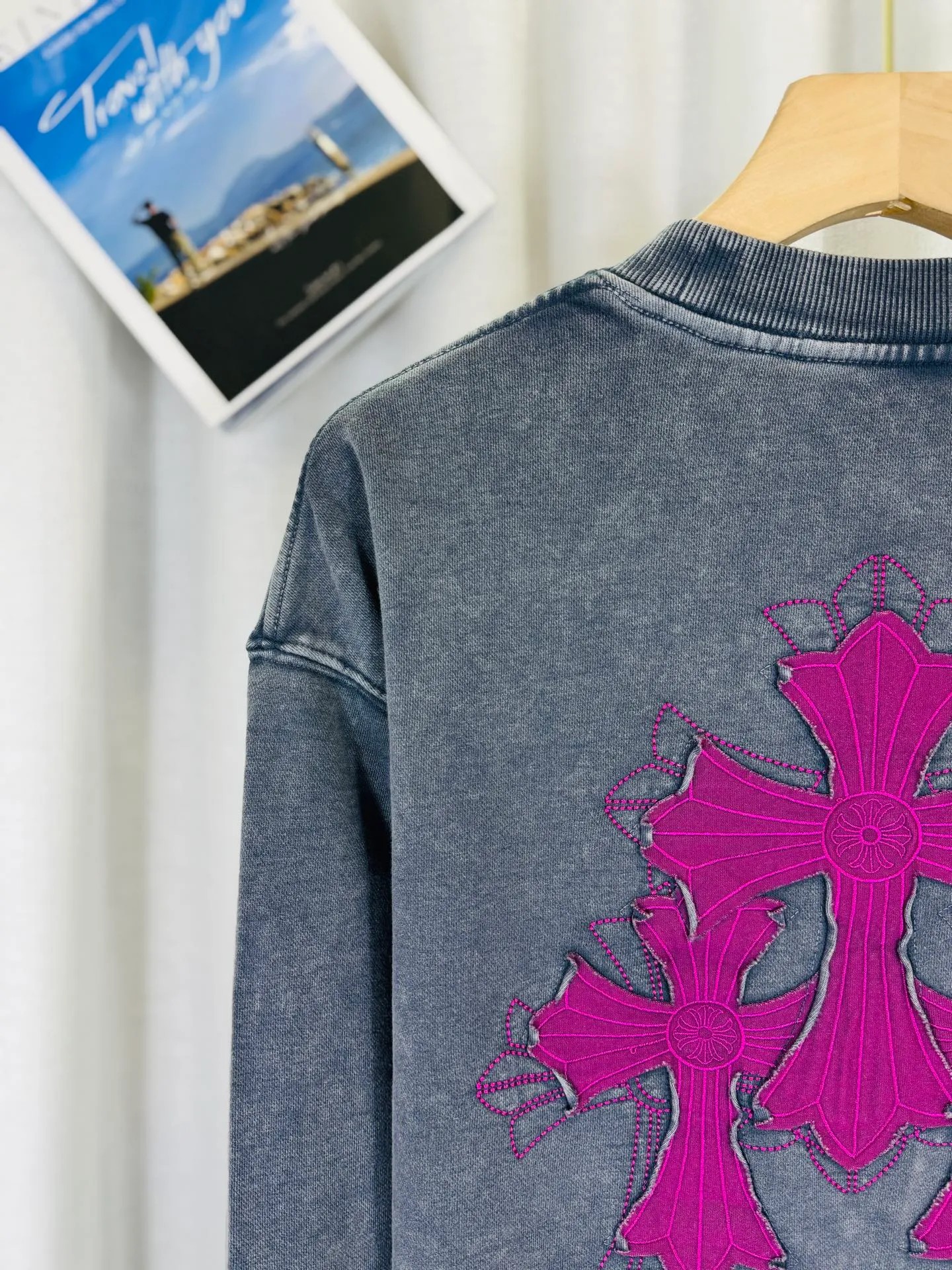 P280 top version, real shot without P, ​​different from market currency) 𝗖𝗵𝗿𝗼𝗺𝗲 𝗛𝗲𝗮𝗿𝘁𝘀/Cro Heart 2025 washed patch embroidery autumn and winter new original single counter American laser burnt 3D three-dimensional patch embroidery couple casual sweatshirt 👑The highest version! Customized fabric 430g tripe terry fabric! American acid-washed and distressed original fabric laser burnt ✟appliqué embroidery and exquisite embroidery of letters! The best-selling model in the counter, very comfortable to wear. Accessories: original molded and authenticated collar label➕100% silk wash label. Genuine purchase-grade original hangtag➕matching hanging rope➕3D hanging beads➕original packaging bag. Craftsmanship: The original version has consistent wiring! The highest version of the armhole matching technique! Color: Gray Black Size: S M L XL Style No.: 9325